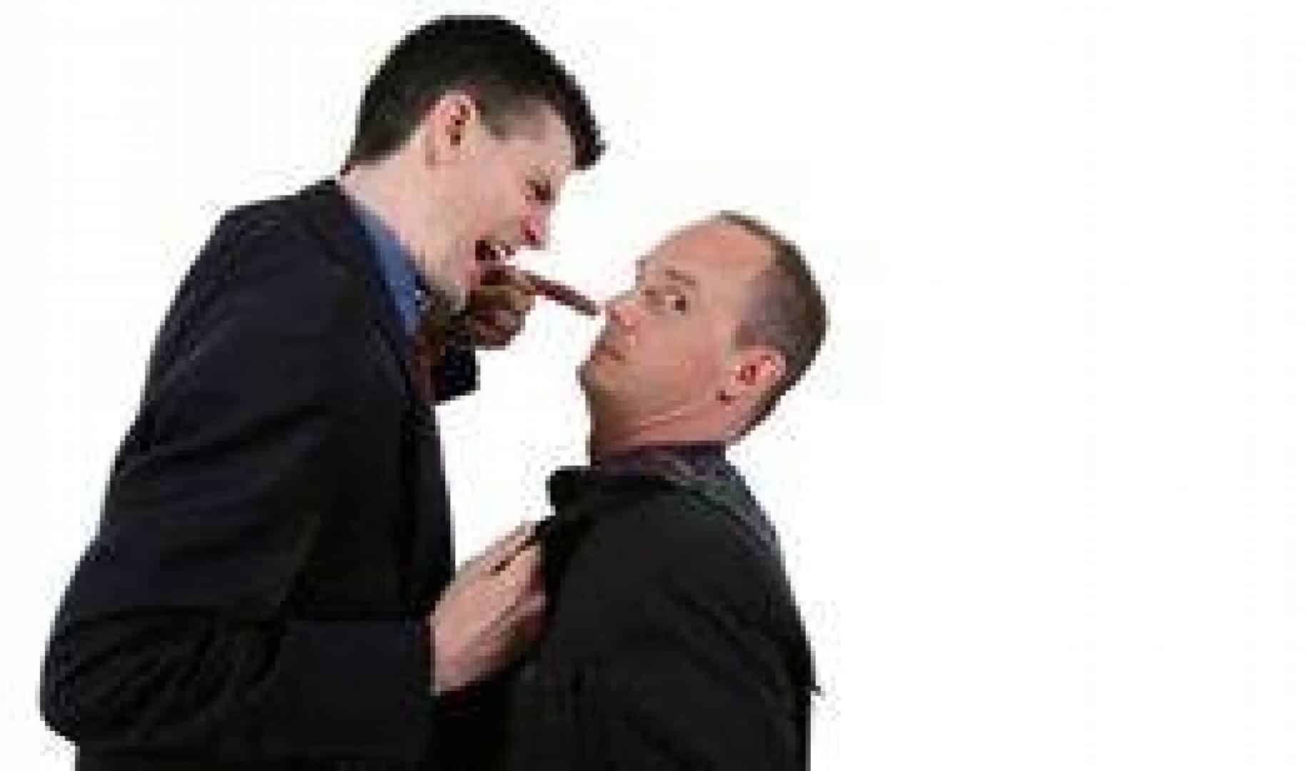 تحقيق إداري مع موظف يسب زميله تحقيق إداري مع موظف يسب زميله