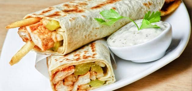 عمل الشاورما من بقايا الدجاج عمل الشاورما من بقايا الدجاج