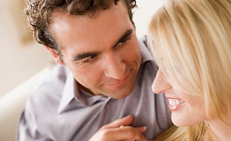 كيف تكون نظرات الحب بالعيون اذا كان الحب صامت كيف تكون نظرات الحب بالعيون اذا كان الحب صامت